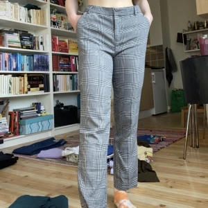 Kostymbyxor - Snygga kostymbyxor från Gina, lite stora i midjan på mig men sitter perfekt över lår och rumpa, har vanligtvis storlek 34. 