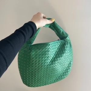 Grön väska NAKD - Så cool grön väska från nakd, aldrig använd så prislappen är kvar! 