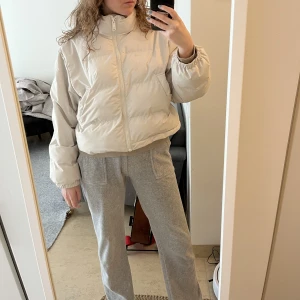 Vit pufferjacka  - Säljer min vita pufferjacka från weekday! Inga fläckar, super fräsch. Storlek S, jag är 176 cm. ♥️