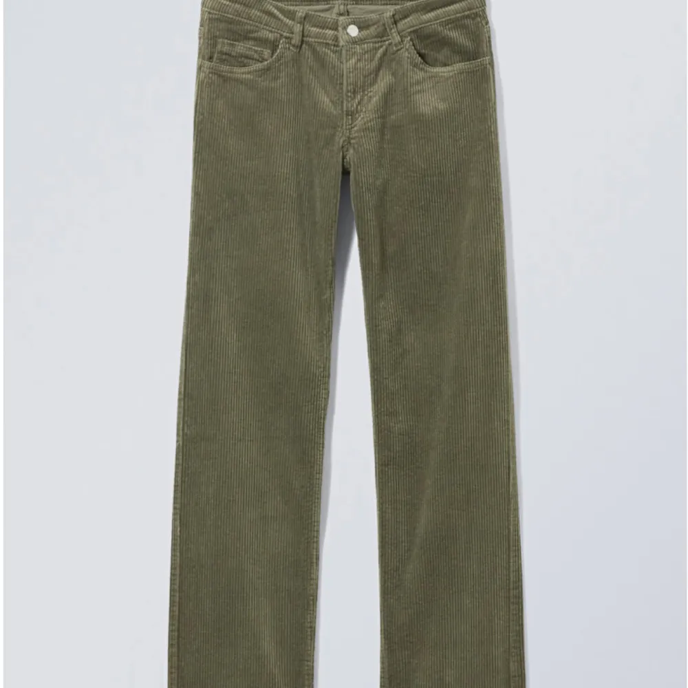 ”Arrow Cord Trouser” från Weekday i Khaki Green. Nästintill oanvända och som nya. Jättefin passform och skönt material🫶🏻. Jeans & Byxor.