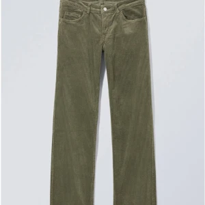 Jeans - ”Arrow Cord Trouser” från Weekday i Khaki Green. Nästintill oanvända och som nya. Jättefin passform och skönt material🫶🏻