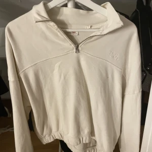 Levis tröja - Säljer denna fina (självklart äkta) levis tröjan. Bra skick. Storleken är L men mer som S/ M enligt mig