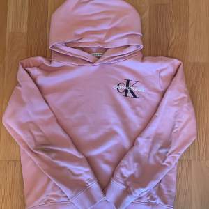 Säljer min rosa Calvin Klein Jeans Hoodie i storlek 14 (164 cm) pågrund av att den inte kommer till användning, använd få gånger och har inget direkt tecken på att den är sliten. Pris kan diskuteras, skriv för fler bilder. 💕💕