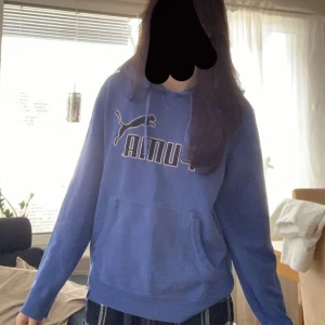 Puma blå hoodie  - Säljer en fin blå hoodie från puma! Den är i storlek S och säljer pga blivit för smal. Org pris: ca 300kr mitt pris: 50kr apropå lite slitning som man kan se i bild 3! 