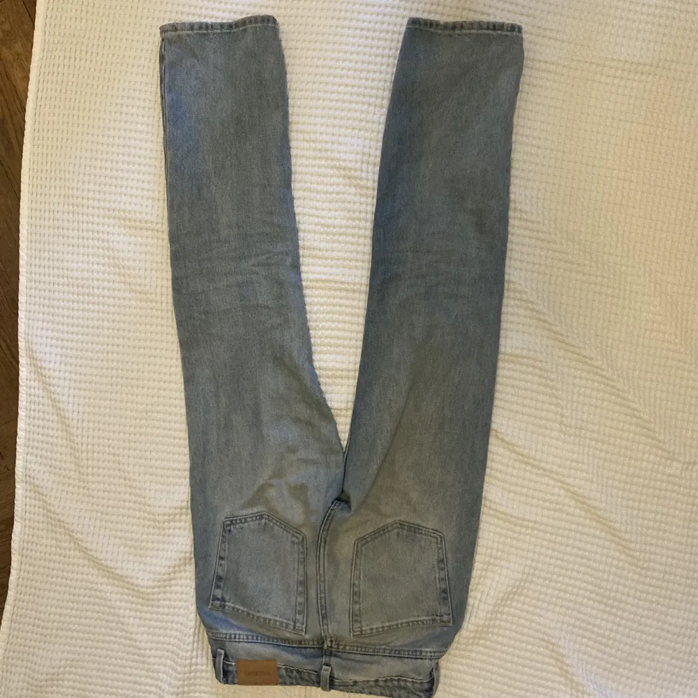Straight jeans från weekday i bra kvalitet storlek 25/30. Priset kan alltid diskuteras :). Jeans & Byxor.