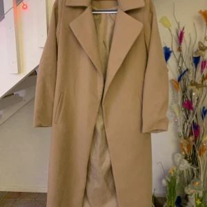 Beige coat/kappa - En beige coat som tyvärr inte används mer av mig pga storlek. Osäkert med storleken då det endast står en 4a på kappan. Tryck EJ på ”köp nu” innan du har kontaktat mig, tack!