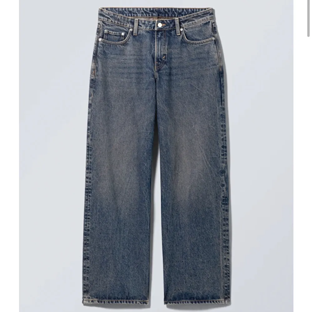 Jeans i modellen ”ample” från weekday. Low waist vida i strlk 27waist 34längd. Så fina och typ slutsålda på hemsidan. Jag är 173cm för referens. Jeans & Byxor.