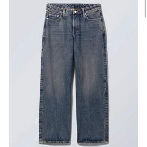 Jeans i modellen ”ample” från weekday. Low waist vida i strlk 27waist 34längd. Så fina och typ slutsålda på hemsidan. Jag är 173cm för referens