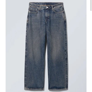 Ample low loose jeans - Jeans i modellen ”ample” från weekday. Low waist vida i strlk 27waist 34längd. Så fina och typ slutsålda på hemsidan. Jag är 173cm för referens