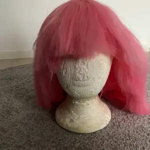 Rosa lång peruk. Använd 