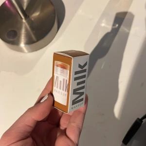 Milk!!! - Helt oanvänd bara öppnad förpackning för att ta bild.  179kr i nypris på Sephora. 