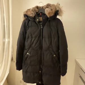 Parajumper jacka dam - Fin klassisk Parajumper för dam i storlek medium. 