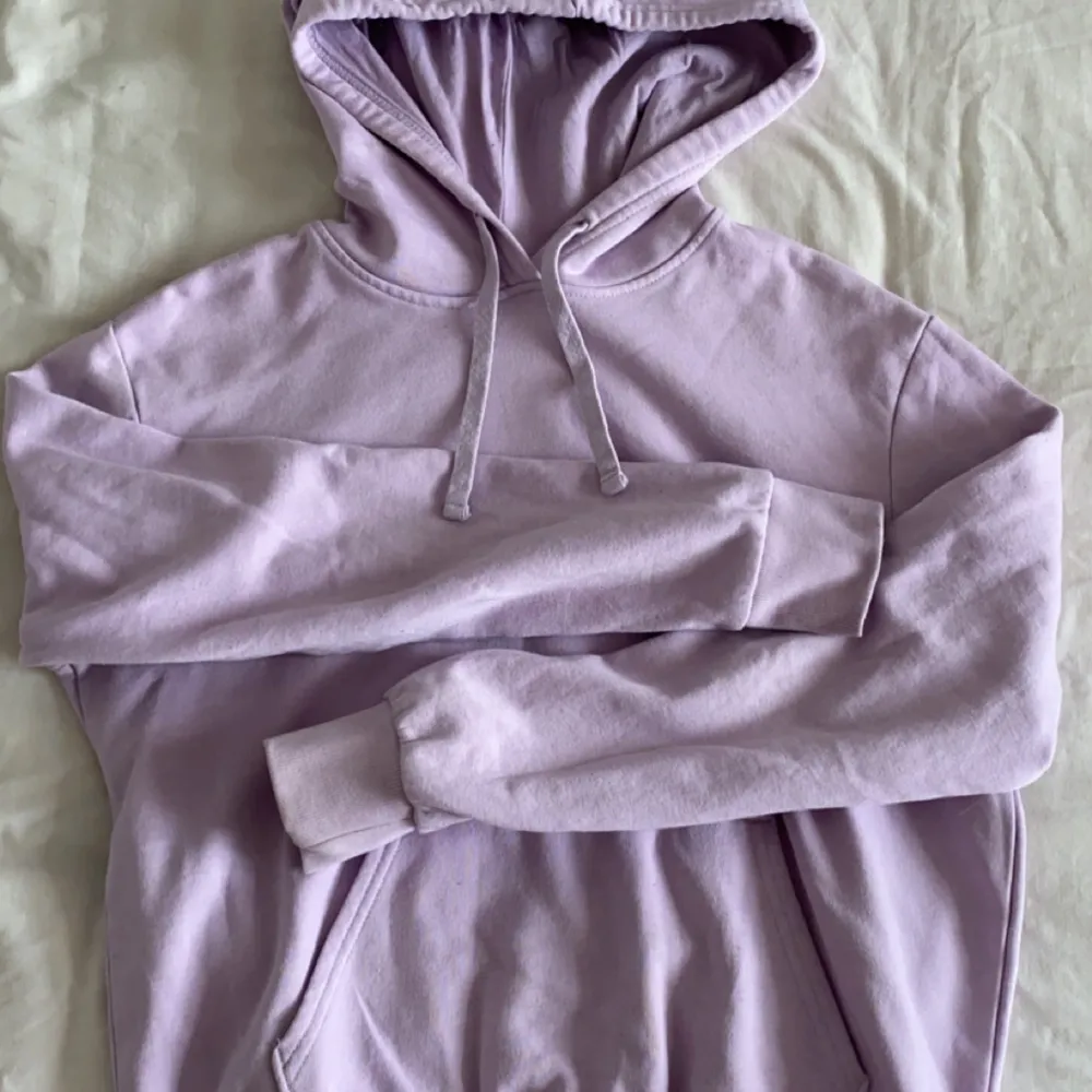 hoodie i en så fin lila färg. från H&M. den är i jättebra skick!! . Hoodies.