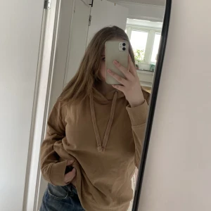 brun/beige hoodie - hoodie från Lager 157 i bra skick! Nästan aldrig använd. Strl L men skulle inte säga att den är speciellt oversized. 