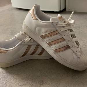 Adidas superstar sneakers. Endast använda några fåtal gånger. Fint skick. Storlek i bild. 