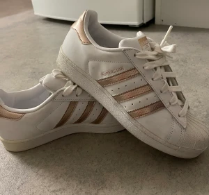 Adidas superstar  - Adidas superstar sneakers. Endast använda några fåtal gånger. Fint skick. Storlek i bild. 