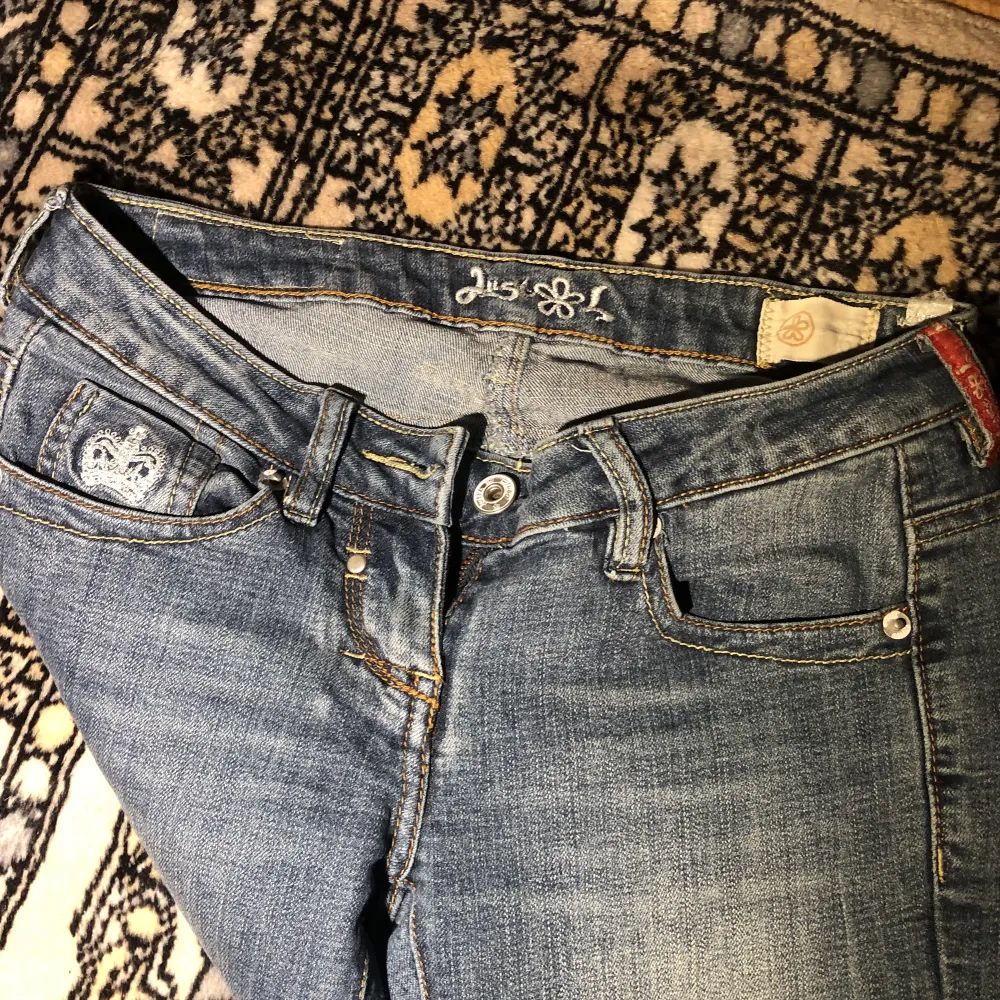  Säljer mina Victoria Beckham jeans på grund av att dom inte kommer till användning! 🙌Vill också tillägga att gylfen är lite konstig och går inte alltid att ta upp! Men det är säkert lätt att fixa! Kan skicka bilder om ni vill!❤️. Jeans & Byxor.