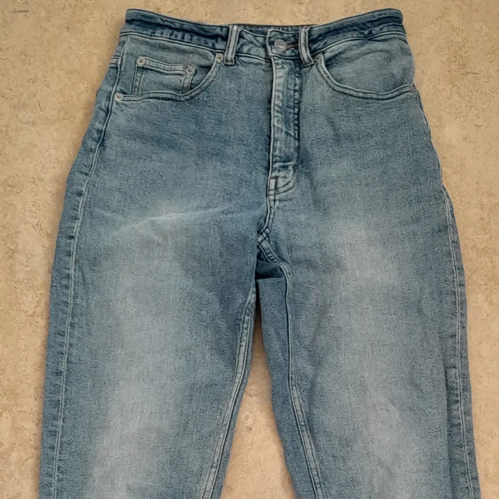 Ett par cheap monday jeans i mom jeans modell. Jeans & Byxor.