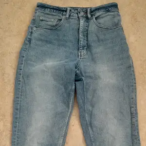 Ett par cheap monday jeans i mom jeans modell