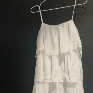 Kläning  - Vit lläning för 299 fri frakt. Jag köpte den för 450 och har aldrig använts💯👍🏻