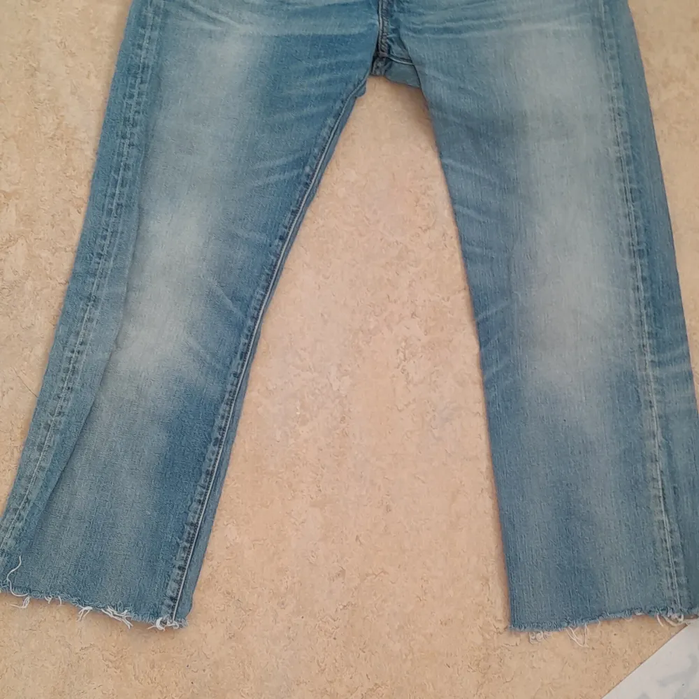 Ett snyggt par levis i bra skick klippa för en kortare längd ca. 4cm . Jeans & Byxor.