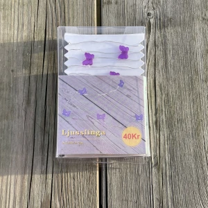 Lila ljusslinga - Väldigt gullig ljusslinga köpt från Dollar Store som inte kommer till användning. Längden är 2.7m och kräver 2 ’AA’ batterier. Fjärilarna är små, lika stora som en 1-krona.  [Frakt: 15kr]