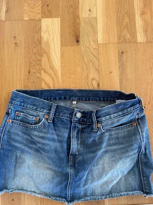 Levis jeanskjol - Jeanskjol från Levis i storlek 26