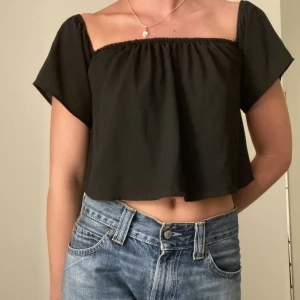 Sommartopp - Svart off-shoulder topp i tunt material, storlek XS. Mycket sparsamt använd.