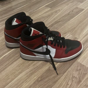 Jordan 1s mid  - Fint skick 