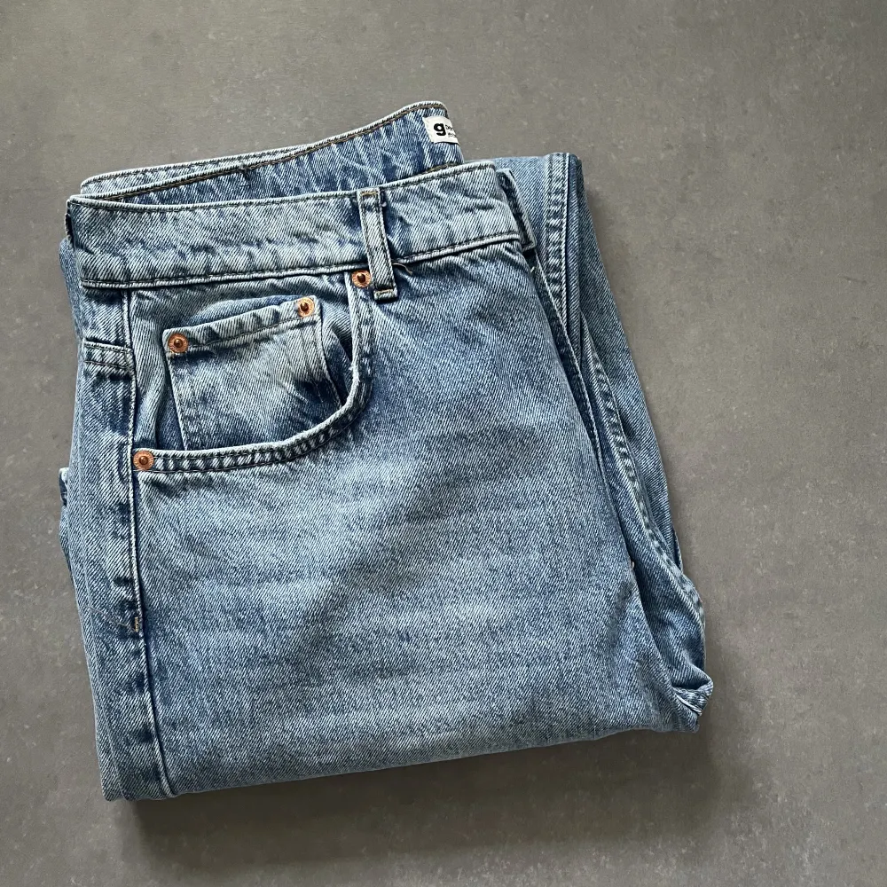 Ett par 90s high waist jeans från Ginatricot som jag säljer då det blivit för stora för mig.. Jeans & Byxor.