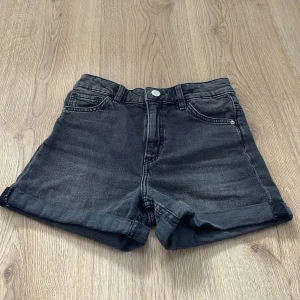 Jeans shorts  - Ett par jeans shorts som är i bra skick använd några gånger! 