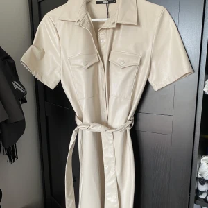 Klänning - Beige klänning från Bik bok! I storlek M. Aldrig använd!