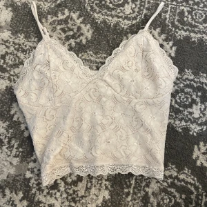 Kaffe färgad kopp - En kaffe färgad top med spets och är jättefin men säljer för att den inte riktigt är min stil och gillar inte hur den sitter på mig❤️