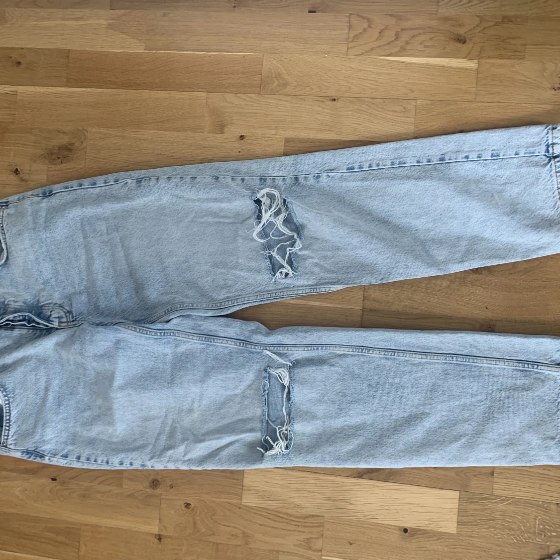 Lågmidjade byxor med hål i knäna 