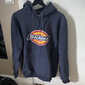 Dickies hoodie - Säljer då den inte kommer till användning längre. Använd fåtal gånger och bara tvättad en gång så den är i väldigt bra skick. Köpare står för frakt! Vid snabb affär kan pris diskuteras!Tror de är herrmodell men passar både herr & dam såklart. Nypris 749kr