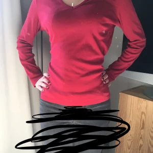 Vringad tröja - Jättefin v ringad röd tröja från esprit. Passar till allt verkligen och så fin färg! Storlek L/XL❤️