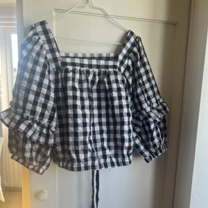 Rutig blus - Super gullig rutig blus som jag säljer då den inte riktigt används! Inga defekter är som ny! Storlek XS. Vill göra snabb affär! Kom privat vid frågor❤️❤️ 