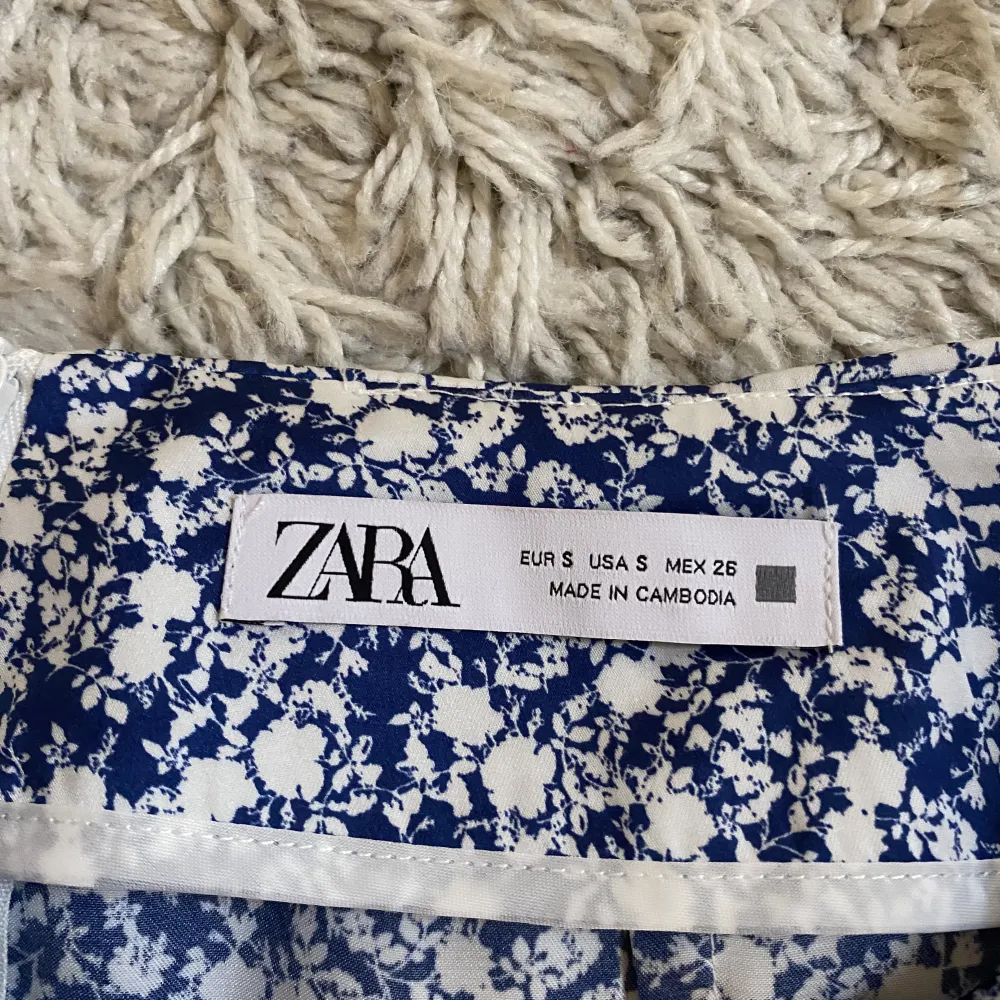 Fin kjol från Zara som använts fåtal gånger i storlek S. Hör av er ifall ni är intresserade🥰. Kjolar.