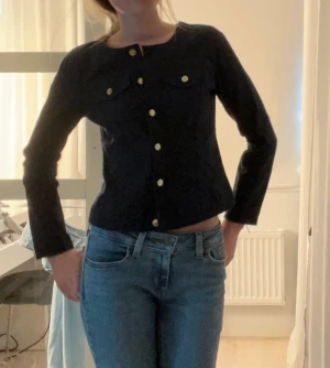 Jeansjacka  - Jättefin jeansjacka/tröja som är nästan helt ny, endast använd en gång. Är en 34 men sitter mer som 36 🩷