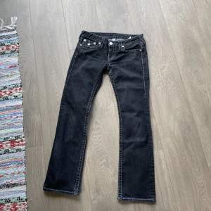 As coola true religion jeans, bootcut/straight fit. Säljer då jag är för kort😖. Köparen står för frakt, kan alternativt mötas upp i centrala Göteborg. ❤️