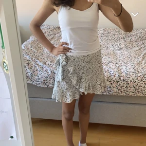 Söt kjol - Söt vit kjol men svarta prickar💓💓 Storlek xs till s, mycket bekväm och perfekt till sommarn💗Berädd på att sänka pris 😊