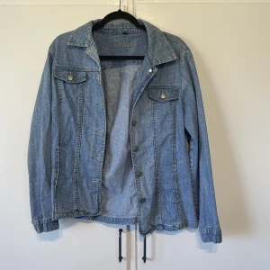 Jeansjacka - Jeansjacka i storlek 38 från Never mind. Jättefint skick  65 kr + frakt 🥰