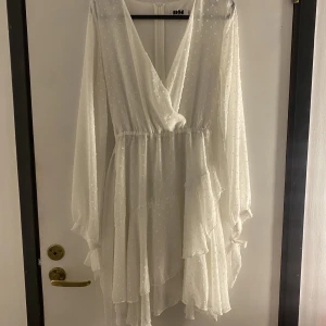 Dennis magilic klänning - Säljer denna superfina klänning från Dennis magilic, den är använd 1 gång. Passar perfekt till skolavslutningen eller student. Liten skada finns på kjolen men den kan lätt sys ihop. (Därav priset) 220kr + frakt