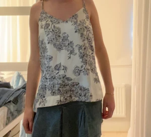 Sommarminne  - Fint linne som är nästan helt nytt. Mönstret är väldigt fint. Sitter som en S 🩵