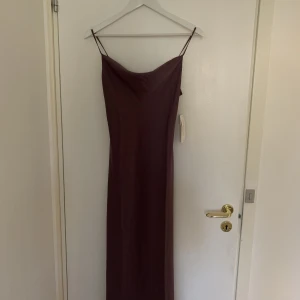 Klänning - En jättefin klänning, som tanken var att jag skulle ha på min skolbal, tyvärr kommer den inte komma till användning. Aldrig använd. Från Urban outfitters, prislapp kvar, ursprungspris 599 kr. Färgen synd bäst på sista bilden. Priset är diskuterbart.