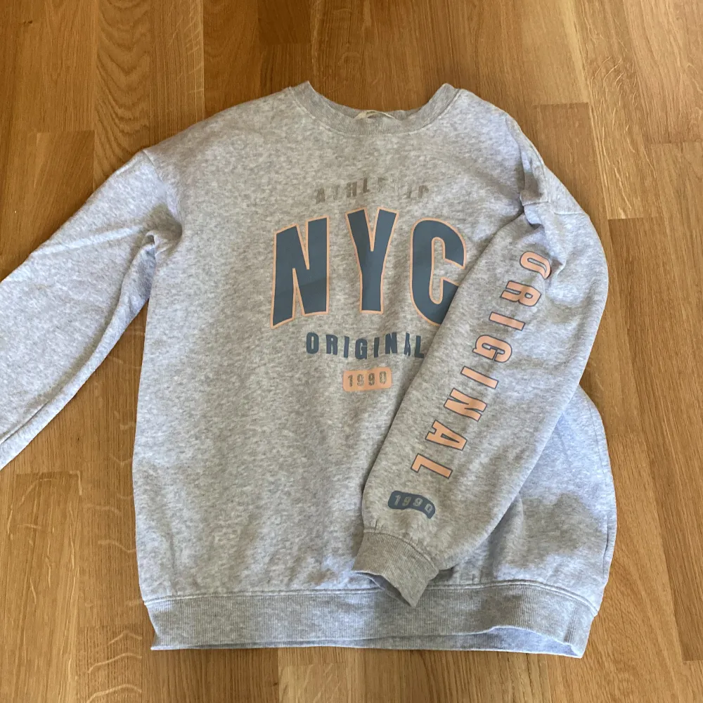 Jättefin varm NYC tröja med mjuk insida!! Helt felfri, säljer för den inte är min stil :) Skriv om du har några funderingar😻Passar person i åldern 10-12 enligt lappen!!. Hoodies.