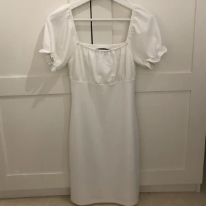 Studentklänning - Klänning i bra skick som endast är använd en gång! 