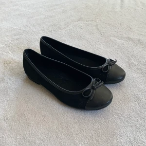 Svarta ballerinaskor - Söta vintage ballerinaskor med skinnmaterial på tårna, från okänt märke! Aldrig använda av mig💓