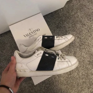 Valentino skor - Valentino skor storlek 43  Är ute efter byten för dessa skor skicka vad ni har! Tröjor , skor , Cardigans , väst , t-shirts allt tas emot!