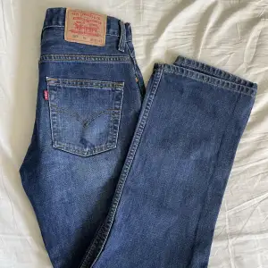 507 Levi’s jeans i toppskick förutom en mörkare fläck på en utav fickorna. Hör av er vid fler frågor.